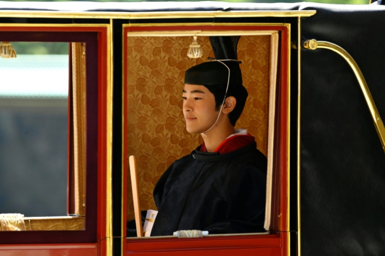 Le prince Hisahito du Japon (d) se rend en calèche à une cérémonie de passage à l'âge adulte, au palais impérial de Tokyo, le 6 septembre 2025 ( POOL / David Mareuil )