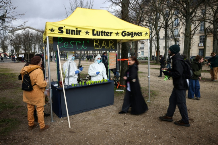 Un "Pesti' Bar" installé à proximité de l'Assemblée nationale lors d'un rassemblement de défenseurs de l'environnement à l'occasion du débat sur la loi Duplomb, le 11 février 2026 ( AFP / Guillaume BAPTISTE )