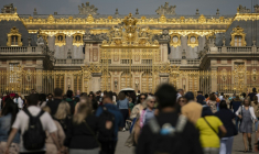 Devant le Château de Versailles le 7 juin 2023 ( AFP / Ian LANGSDON )