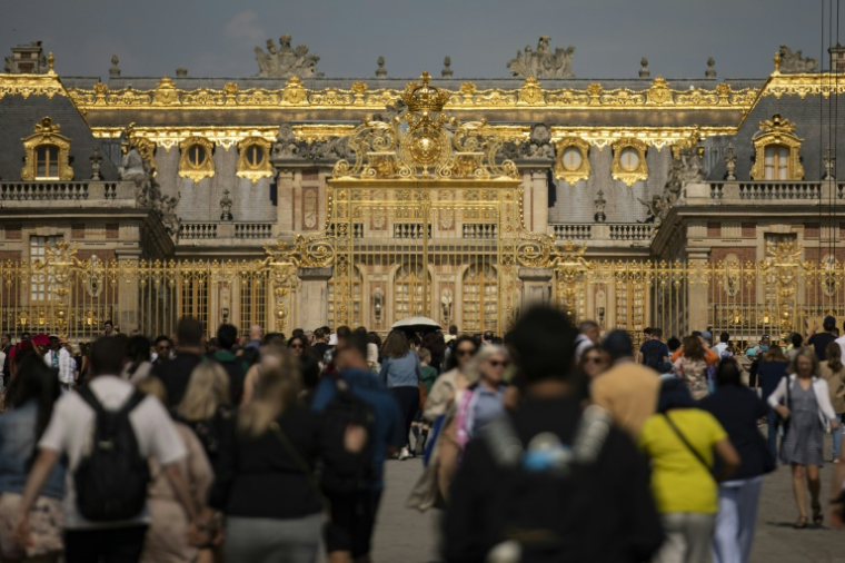 Devant le Château de Versailles le 7 juin 2023 ( AFP / Ian LANGSDON )