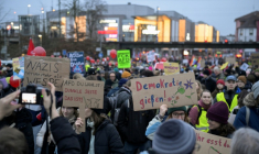 Des manifestants brandissent des affiches contre le parti d'extrême droite allemande AfD réuni ce week-end pour former sa nouvelle organisation de jeunesse, lors d'un congrès à Giessen (centre de l'Allemagne), le 29 novembre 2025 ( AFP / Sascha Schuermann )