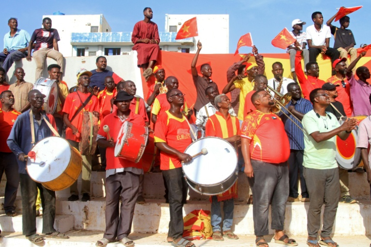 Des supporteurs du club Al Merrikh lors du match de reprise de la première ligue, le 15 mai 2026 au stade Kober à Khartoum ( AFP / Ebrahim Hamid )