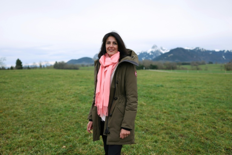 Photo d'archives de Cathy Le Hec, directrice des eaux minérales de Danone, sur l'impluvium des eaux Evian à Féternes, en Haute-Savoie, le 16 décembre 2025 ( AFP / Alex MARTIN )