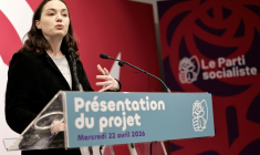 Chloé Ridel présente le projet du PS au siège du parti à Paris le 22 avril 2026 ( AFP / STEPHANE DE SAKUTIN )