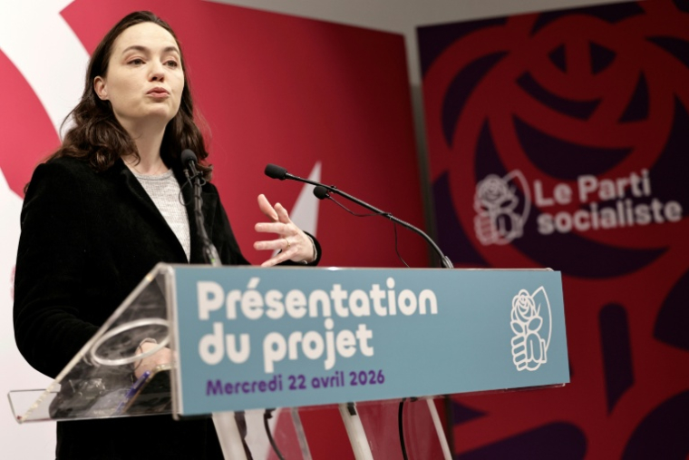 Chloé Ridel présente le projet du PS au siège du parti à Paris le 22 avril 2026 ( AFP / STEPHANE DE SAKUTIN )