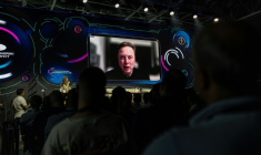 Elon Musk sur un écran lors d'un session de questions-réponses à Tel Aviv le 18 mai 2026 ( AFP / ilia YEFIMOVICH )