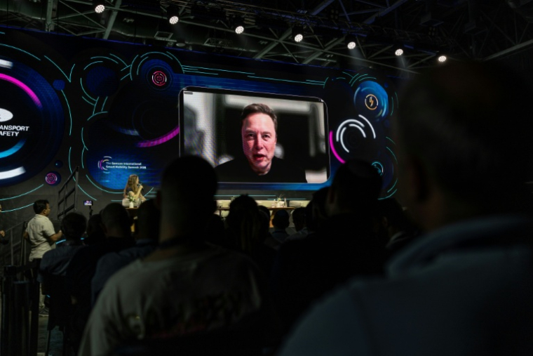 Elon Musk sur un écran lors d'un session de questions-réponses à Tel Aviv le 18 mai 2026 ( AFP / ilia YEFIMOVICH )