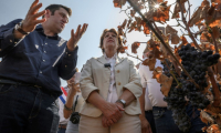 La ministre de l'Agriculture Annie Genevard (C) en visite le 14 août 2025 dans le village viticole de Saint-Laurent-de-la-Cabrerisse (Aude) touché une semaine auparavant par un incendie dévastateur ( AFP / Ed JONES )