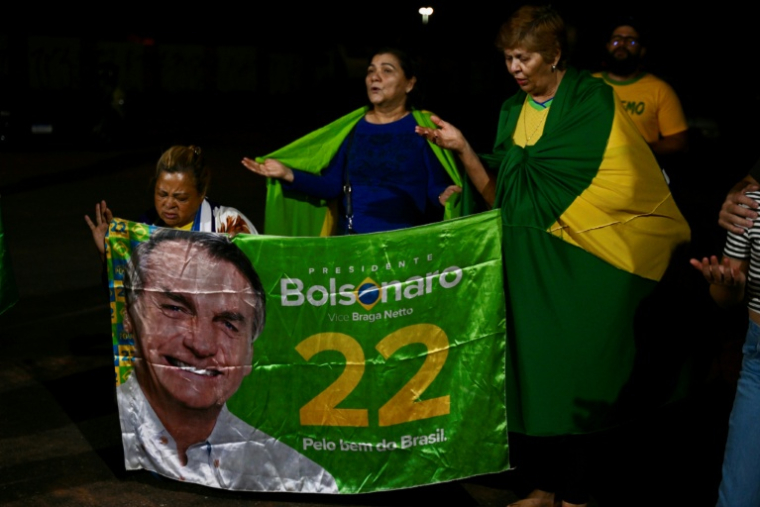 Des partisans de Jair Bolsonaro prient lors d'une veillée à proximité du domicile de l'ex-président, à Brasilia, le 1er septembre 2025 ( AFP / Evaristo Sa )