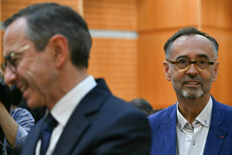 Le maire de Béziers, Robert Ménard (à droite) et Bruno Retailleau (à gauche), candidat des Républicains (LR) à l’élection présidentielle au tribunal de Montpellier le 30 septembre 2026 ( AFP / Gabriel BOUYS )