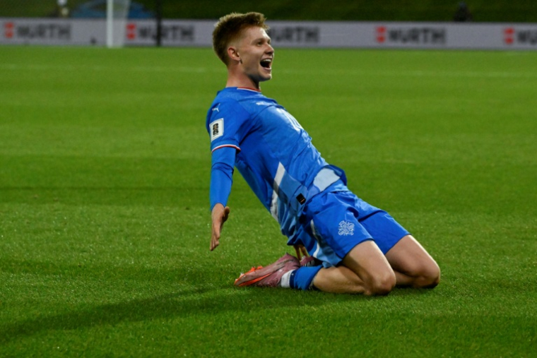 L'Islandais Kristian Nokkvi Hlynsson célèbre son but égalisateur lors du match contre la France, le 13 octobre 2025 à Reykjavik ( AFP / Halldor KOLBEINS )