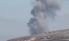 De la fumée s'élève après des frappes dans le sud du Liban
