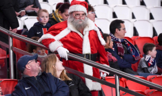 Des supporters balancent des sapins et des boules de Noël en plein match