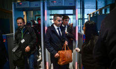 Le maire de Saint-Etienne, Gael Perdriau, arrive au tribunal de Lyon le 22 septembre 2025 ( AFP / OLIVIER CHASSIGNOLE )