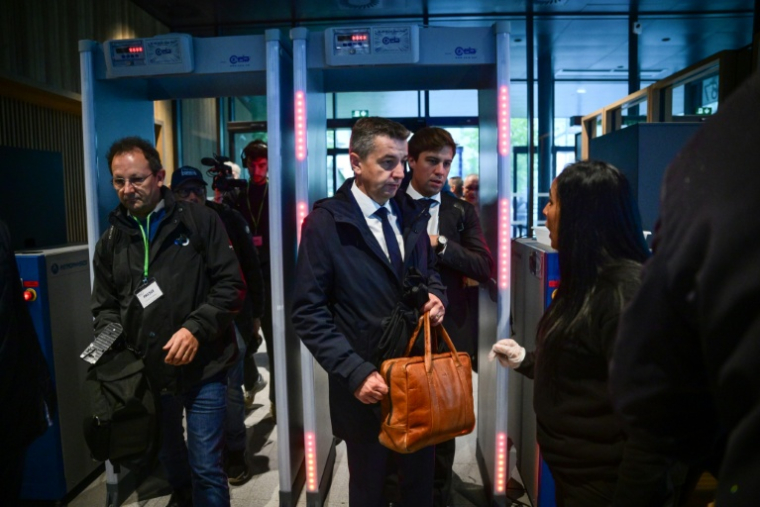 Le maire de Saint-Etienne, Gael Perdriau, arrive au tribunal de Lyon le 22 septembre 2025 ( AFP / OLIVIER CHASSIGNOLE )