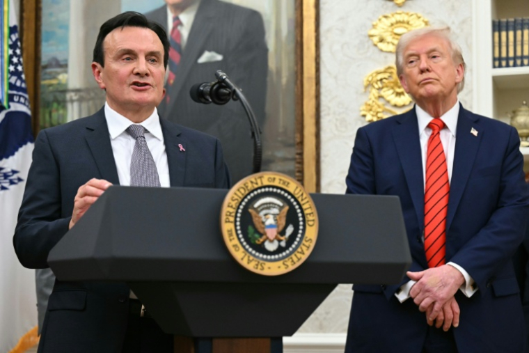 Le président américain Donald Trump (d) et le directeur général d'AstraZeneca, Pascal Soriot, lors de l'annonce d'un accord visant à baisser le prix des médicaments dans le Bureau ovale de la Maison Blanche, le 10 octobre 2025 à Washington ( AFP / SAUL LOEB )