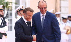 Le président français Emmanuel Macron serre la main du chancelier allemand Friedrich Merz