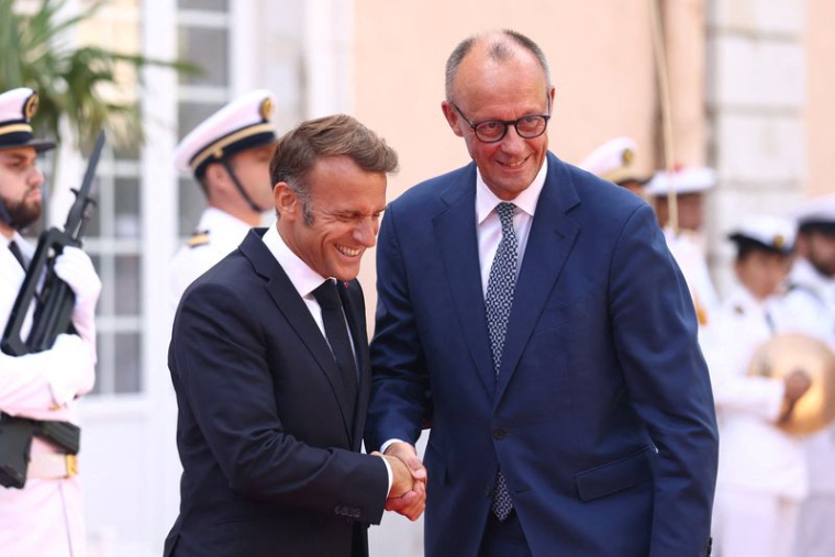 Le président français Emmanuel Macron serre la main du chancelier allemand Friedrich Merz