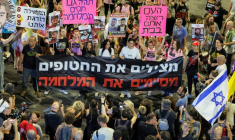 Des Israéliens  manifestent à Tel-Aviv pour appeler à la libération des otages retenus à Gaza, le 28 juin 2025 ( AFP / Jack GUEZ )