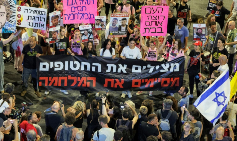 Des Israéliens  manifestent à Tel-Aviv pour appeler à la libération des otages retenus à Gaza, le 28 juin 2025 ( AFP / Jack GUEZ )