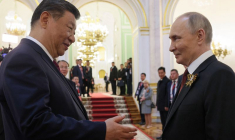 Le président russe Vladimir Poutine serre la main du président chinois Xi Jinping