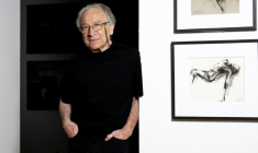 L'artiste français Ernest Pignon-Ernest, pionnier de l'art urbain, pose au musée Ziem à Martigues, près de Marseille, le 21 mai 2026 ( AFP / MIGUEL MEDINA )