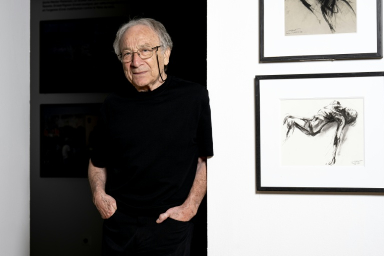 L'artiste français Ernest Pignon-Ernest, pionnier de l'art urbain, pose au musée Ziem à Martigues, près de Marseille, le 21 mai 2026 ( AFP / MIGUEL MEDINA )