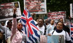 Des membres de la communauté chagossienne rassemblés devant la Haute Cour de Londres, le 22 mai 2025, pour protester contre la signature de l'accord de restitution par le Royaume-Uni des îles Chagos à Maurice ( AFP / HENRY NICHOLLS )