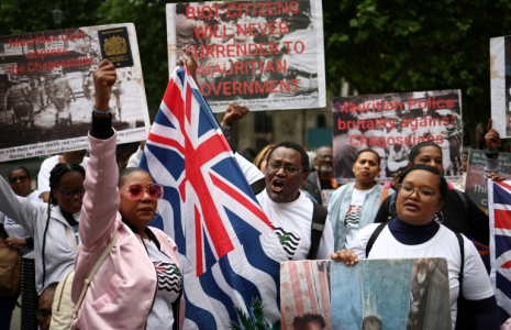Des membres de la communauté chagossienne rassemblés devant la Haute Cour de Londres, le 22 mai 2025, pour protester contre la signature de l'accord de restitution par le Royaume-Uni des îles Chagos à Maurice ( AFP / HENRY NICHOLLS )