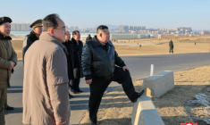 Le dirigeant nord-coréen Kim Jong Un est photographié le 2 janvier 2026 lors d'un déplacement à Sinuiju, en Corée du Nord, sur cette photo diffusée le 3 janvier 2026 par l'agence de presse officielle KCNA ( KCNA VIA KNS / STR )