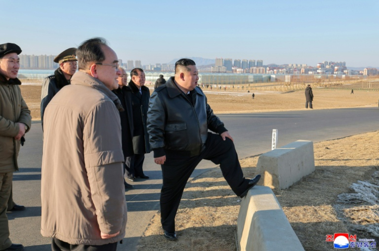 Le dirigeant nord-coréen Kim Jong Un est photographié le 2 janvier 2026 lors d'un déplacement à Sinuiju, en Corée du Nord, sur cette photo diffusée le 3 janvier 2026 par l'agence de presse officielle KCNA ( KCNA VIA KNS / STR )