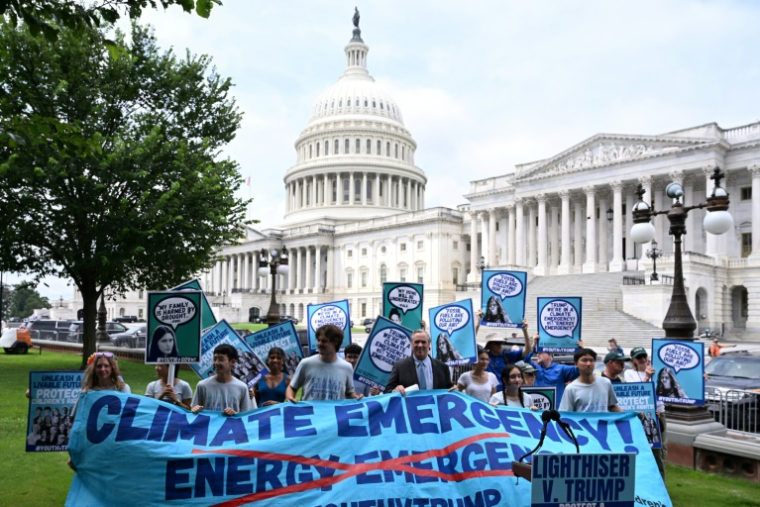 Des jeunes manifestent dans le cadre de leur combat judiciaire contre la politique du président américain Donald Trump favorable aux énergies fossiles, devant le Congrès, à Washington, le 16 juillet 2025 ( AFP / Alex WROBLEWSKI )