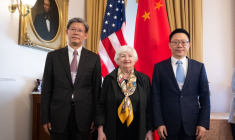 Janet Yellen, Secrétaire au Trésor américain, aux côtés du vice-ministre des Finances chinois, Liao Min et du député gouverneur de la Banque du peuple, Xuan Changneng, le 16 avril 2024. ( AFP / SAUL LOEB )