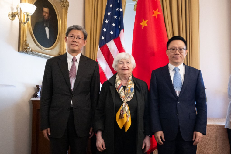 Janet Yellen, Secrétaire au Trésor américain, aux côtés du vice-ministre des Finances chinois, Liao Min et du député gouverneur de la Banque du peuple, Xuan Changneng, le 16 avril 2024. ( AFP / SAUL LOEB )