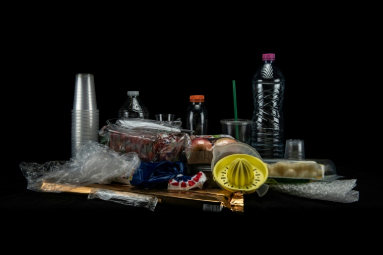 Exemple d'usages de plastique alimentaire, le 12 août 2018 à Paris ( AFP / Olivier MORIN )