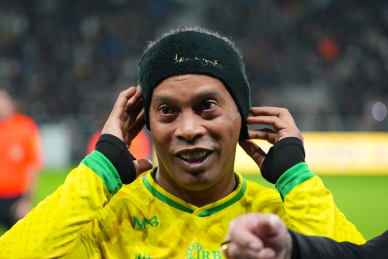 Ronaldinho trouve que Luis Enrique fait du bon travail à Paris
