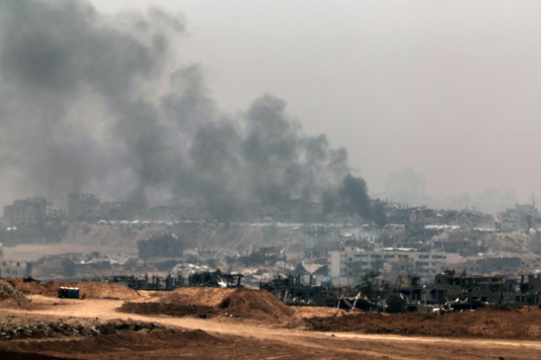 Un photo prise depuis le sud d'Israël, à la frontière avec la bande de Gaza, montre de la fumée s'élevant au dessus du territoire palestinien après un bombardement israélien, le 17 mai 2025 ( AFP / JACK GUEZ )