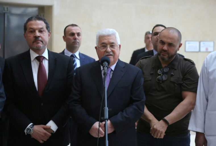 Le président palestinien Mahmoud Abbas, accompagné de ses deux fils Yasser (gauche) et Tarek (droite), le 28 mai 2018 près de Ramallah ( AFP / ABBAS MOMANI )