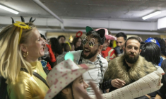 Des Israéliens costumés rassemblés dans un parking servant d'abri lors des célébrations de Pourim, à Tel-Aviv, le 2 mars 2026 ( AFP / Ilia YEFIMOVICH )