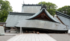 Une partie du sanctuaire de Yatsushiro apparaît endommagée, après le tremblement de terre qui a frappé la région, dans la préfecture de Kumamoto, le 29 juillet 2026 ( JIJI Press / STR )