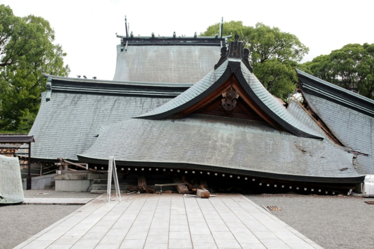 Une partie du sanctuaire de Yatsushiro apparaît endommagée, après le tremblement de terre qui a frappé la région, dans la préfecture de Kumamoto, le 29 juillet 2026 ( JIJI Press / STR )