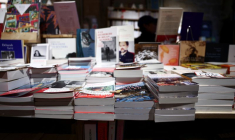 Photo d'archives de livres exposés sur une table à la librairie "La Librairie du Canal", à Paris