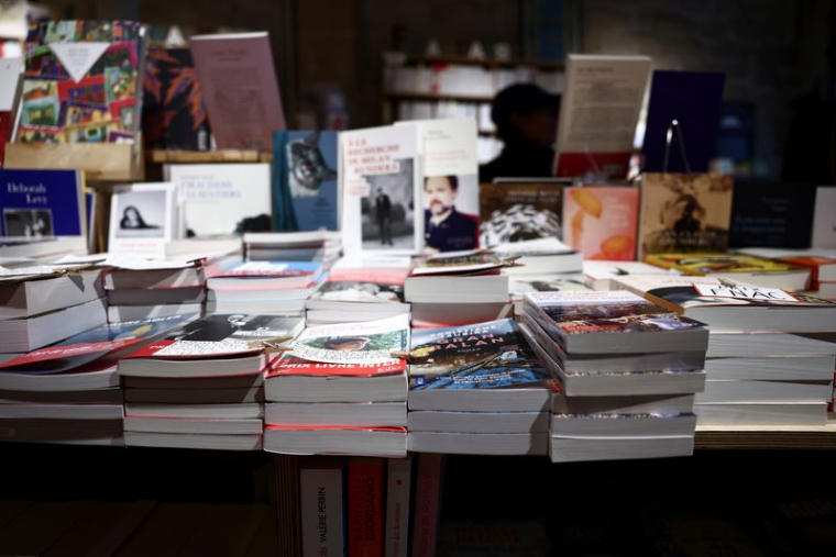 Photo d'archives de livres exposés sur une table à la librairie "La Librairie du Canal", à Paris