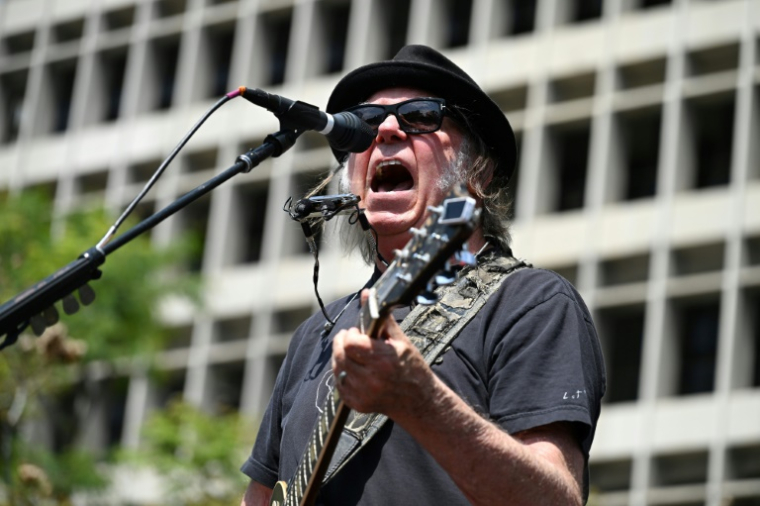 Le chanteur Neil Young lors d'un meeting de Bernie Sanders à Los Angeles, le 12 avril 2025 ( AFP / Robyn Beck )