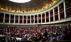 Les députés ont supprimé vendredi une disposition du texte relatif au droit à l'aide à mourir, selon laquelle les patients qui y auraient recours seraient ensuite "réputés décédés de mort naturelle" sur leurs certificats de décès ( AFP / Anne-Christine POUJOULAT )