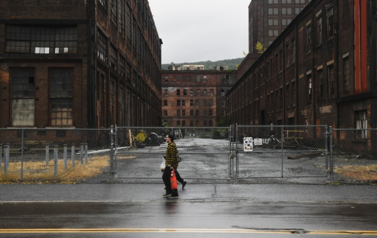 Une personne passe devant l'ancienne aciérie, le 4 octobre 2026 à Bethlehem, en Pennsylvanie, aux Etats-Unis, le 4 octobre 2026 ( AFP / Matthew Hatcher )