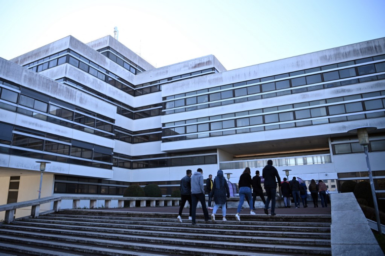 Paris-Saclay est 15e dans le dernier classement de Shanghai des universités. C'est le premier établissement européen de la liste.  ( AFP / ANNE-CHRISTINE POUJOULAT )