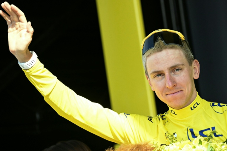 Tadej Pogacar sur le podium du maillot jaune à l'arrivée de la 11e étape du Tour de France, le 15 juillet 2026 à Nevers ( AFP / Loic VENANCE )