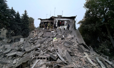 Des secouristes ukrainiens travaillent dans les décombres d'un immeuble de Zaporijjia, dans le sud-est de l'Ukraine, touché par une frappe russe le 10 octobre 2026 ( AFP / Daria Nazarova )