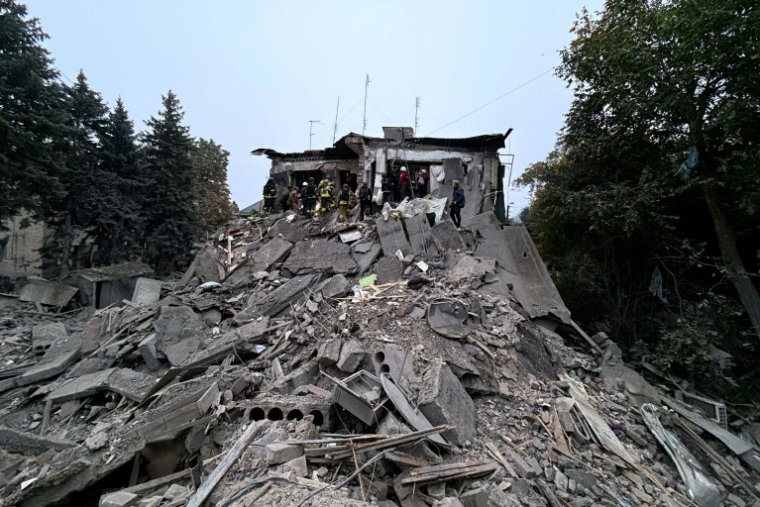 Des secouristes ukrainiens travaillent dans les décombres d'un immeuble de Zaporijjia, dans le sud-est de l'Ukraine, touché par une frappe russe le 10 octobre 2026 ( AFP / Daria Nazarova )